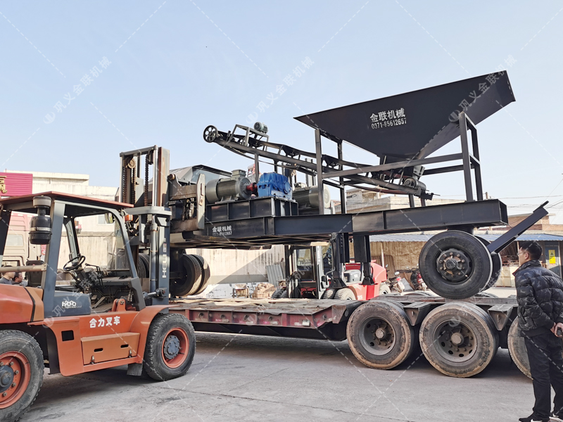 1200x800型移動式對輥破碎機(jī) 大型破碎機(jī)發(fā)貨圖片